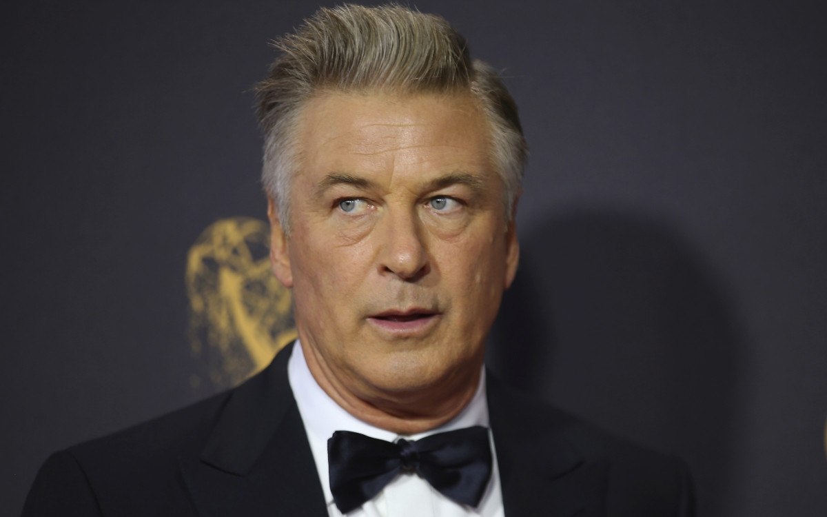 Alec Baldwin podría recibir cargos penales tras muerte de directora en grabación