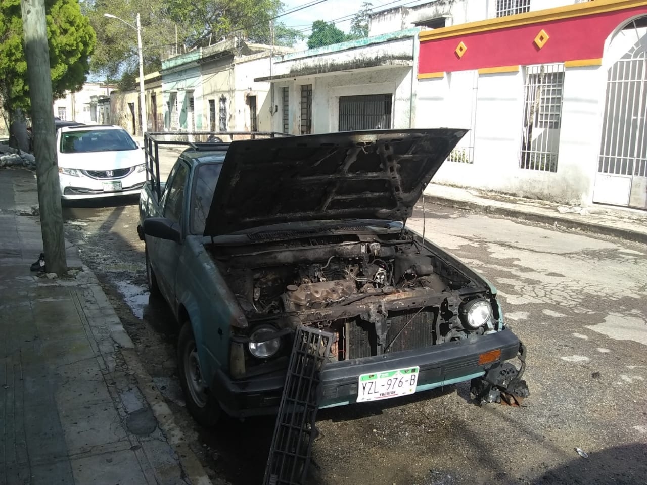 Al lugar llegaron elementos de la policía, así como bomberos para sofocar las llamas Al lugar llegaron elementos de la policía, así como bomberos para sofocar las llamas