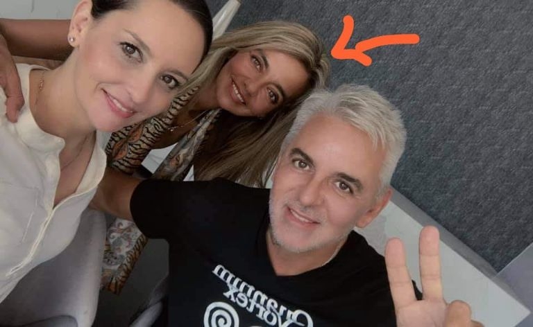 Linda Uribe (flecha) informó al hijo de Daniel Cipolat, Nicolás, que había enterrado al conferencista argentino en su jardín en Cancún