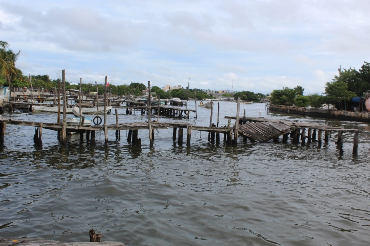 En ruinas están las estructuras donde arriban las embarcaciones al muelle del 20 de Noviembre