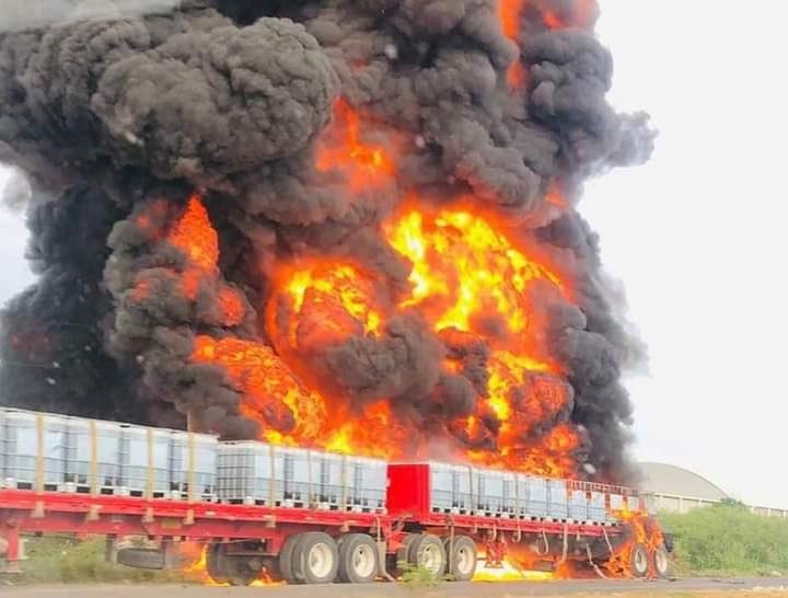 Camión explota en la carretera Salina Cruz-Tehuantepec, Oaxaca Camión explota en la carretera Salina Cruz-Tehuantepec, Oaxaca