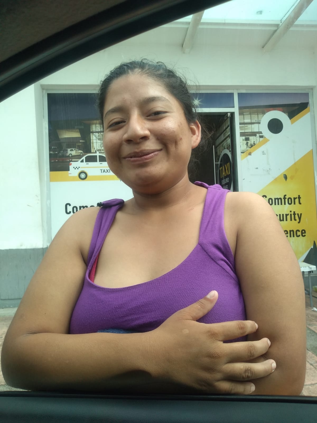 La mujer duerme a las afueras de la terminal de autobuses de ADO en Chetumal sin que su familia la busque