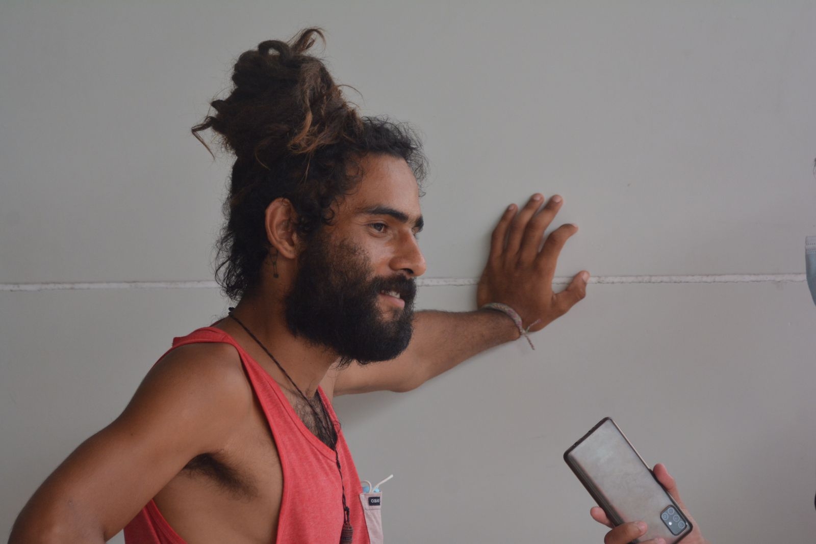 Julián Trevis indicó que ha vivido en Monterrey y Guadalajara y sobrevive del donativo de las personas en sus actos circenses