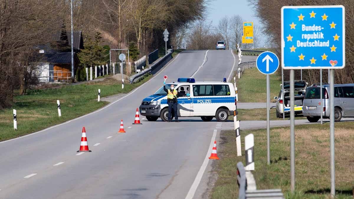 El conservador Seehofer también consideró "legítima" la voluntad de Polonia y de otros países del este de Europa de "querer proteger sus fronteras" El conservador Seehofer también consideró "legítima" la voluntad de Polonia y de otros países del este de Europa de "querer proteger sus fronteras"