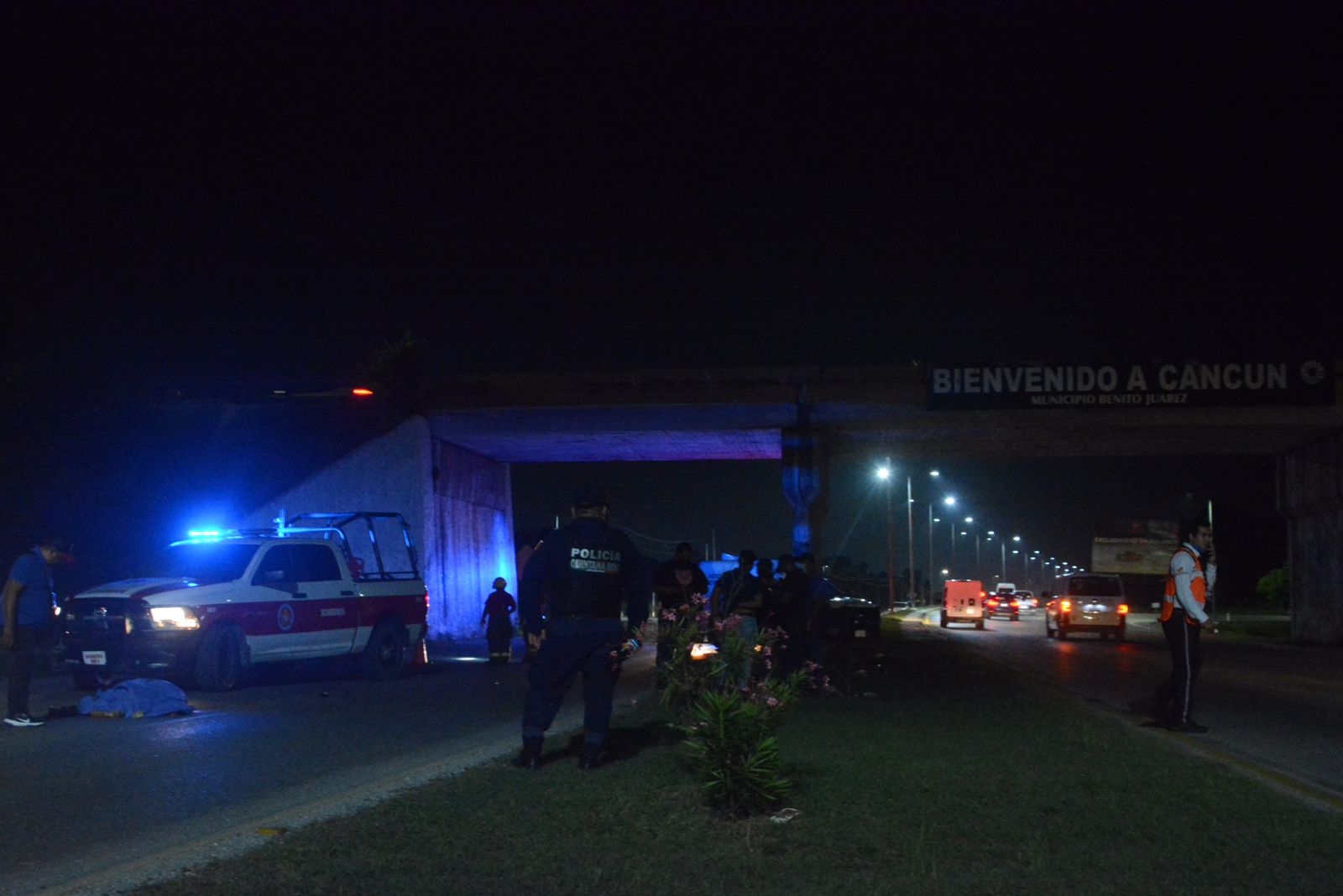 Paramédicos de la Cruz Roja arribaron al lugar, en la entrada a Cancún, donde confirmaron que la víctima ya había fallecido