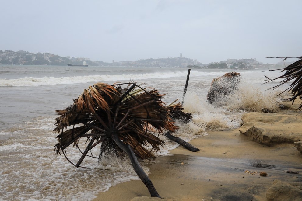 ‘Rick’ toca tierra en Guerrero como Huracán Categoría 2: Sigue su trayectoria en vivo