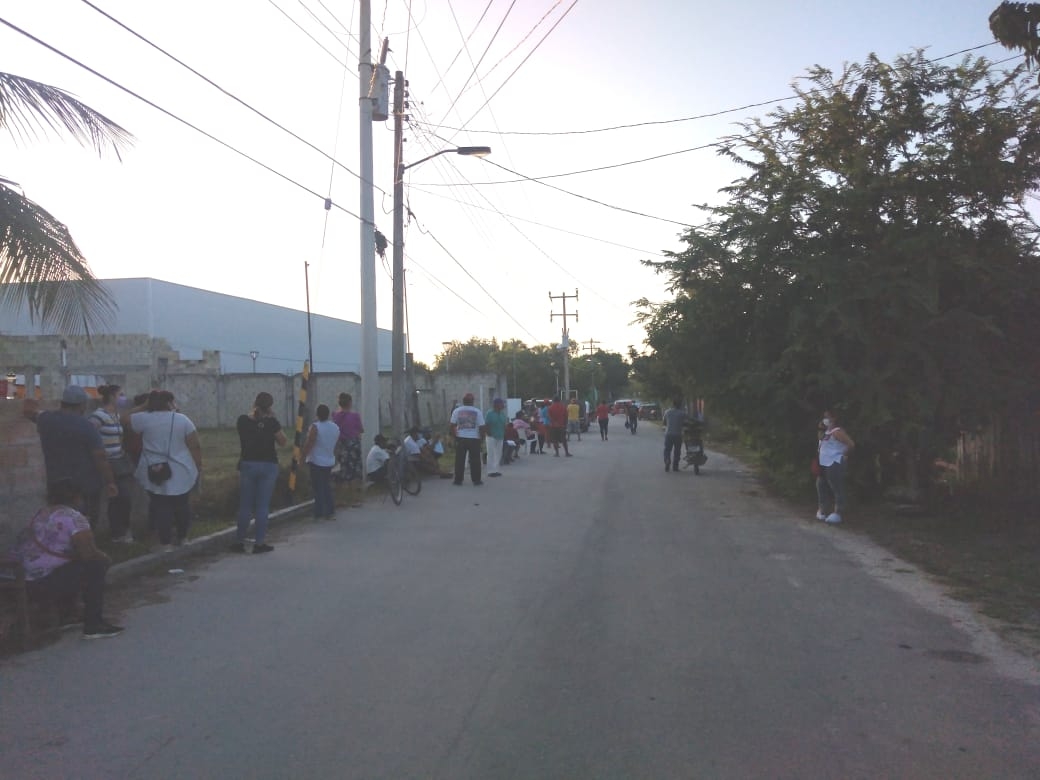 Hubo incertidumbre entre los pobladores, ya que temían que se fueran a terminar las vacunas por lo que desde temprana hora hicieron largas filas