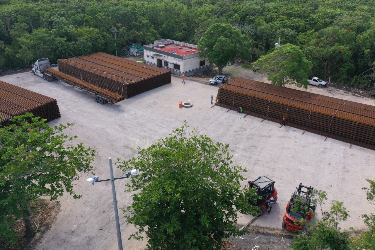 El material férreo es depositado en las instalaciones de la exresidencia de obra de la SCT, ubicada a la entrada de Tulum