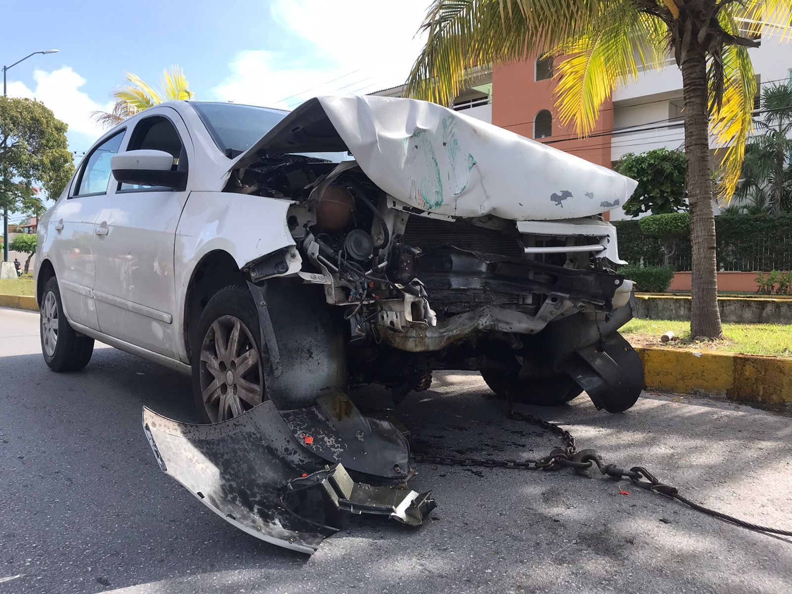 El vehículo quedó destrozado y la persona resultó lesionada por lo que fue traslado al hospital El vehículo quedó destrozado y la persona resultó lesionada por lo que fue traslado al hospital