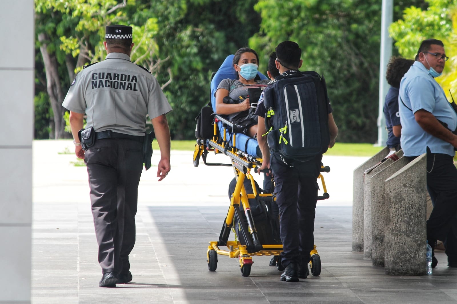 La viajera fue atendida por paramédicos a las afueras del Aeropuerto Internacional de Cancún; se reporta estable La viajera fue atendida por paramédicos a las afueras del Aeropuerto Internacional de Cancún; se reporta estable