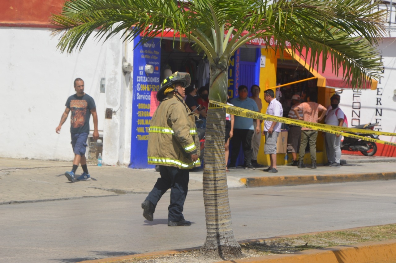 Uno de los trabajadores de una tienda que se encontraba en el lugar resultó con una lesión en sus manos