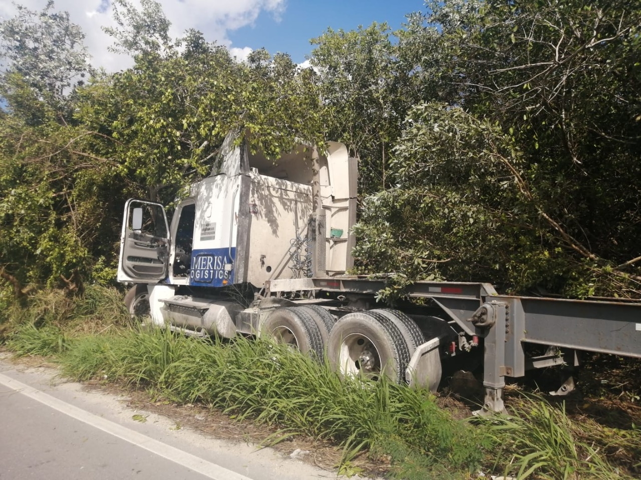 Para sacarlo de la maleza se ameritó de una grúa de la dirección de seguridad pública y tránsito municipal