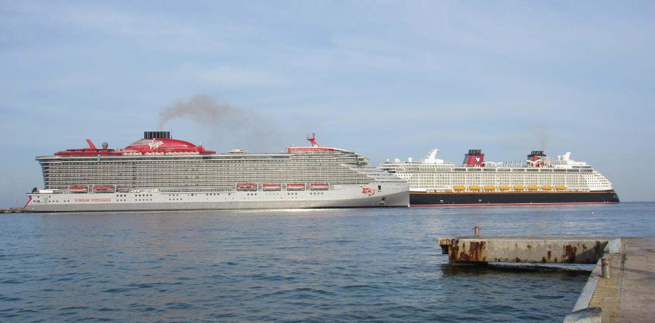 Se registró la llegada del colorido "Scarlet Lady", de la naviera Virgin Voyages que recién estrenó crucero al Caribe