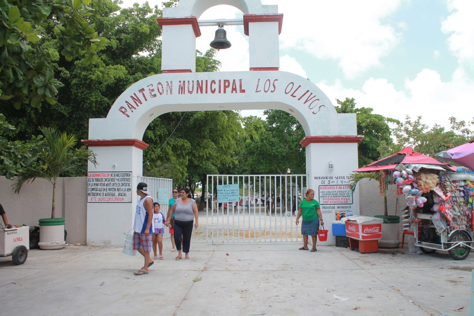 El panteón municipal 'Los Olivos' de Cancún tendrá sus puertas abiertas las 24 horas en ambas fechas El panteón municipal 'Los Olivos' de Cancún tendrá sus puertas abiertas las 24 horas en ambas fechas