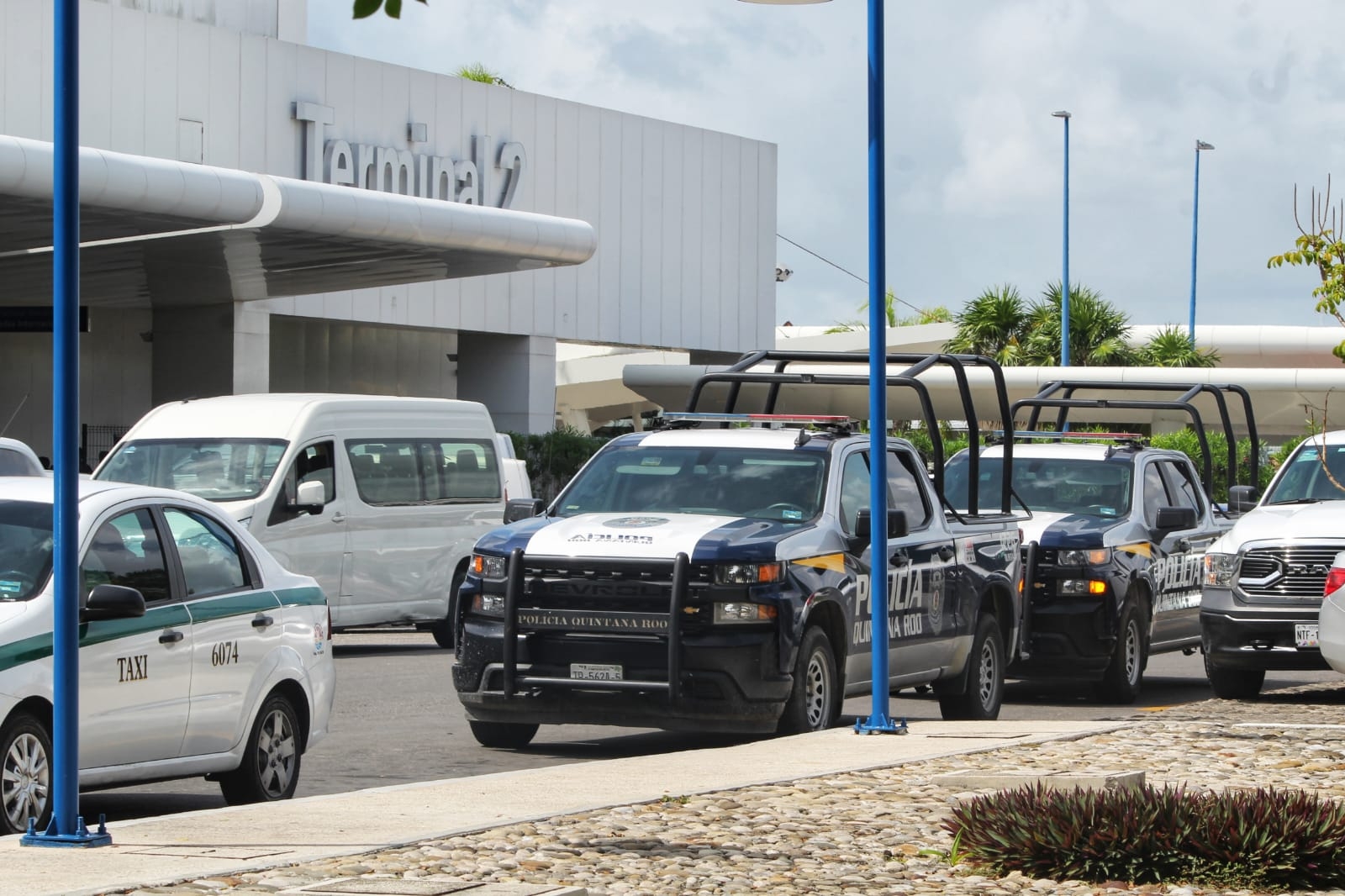 Afortunadamente la Guardia Nacional y colaboradores del AIC pudieron resolver el tráfico de coches que arribaron la zona Afortunadamente la Guardia Nacional y colaboradores del AIC pudieron resolver el tráfico de coches que arribaron la zona
