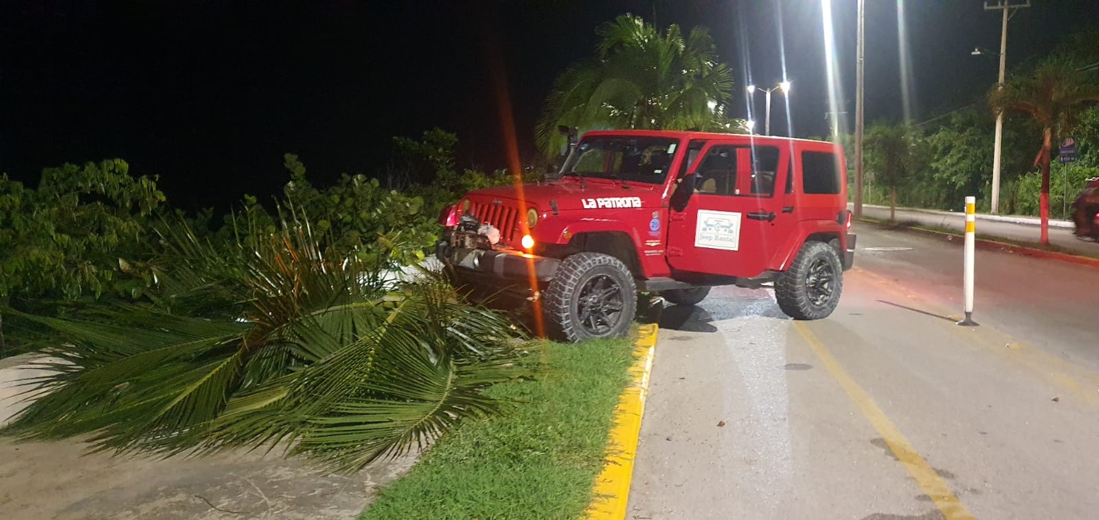 El automóvil en el que viajaban los guatemaltecos en Cozumel, terminó sobre la banqueta El automóvil en el que viajaban los guatemaltecos en Cozumel, terminó sobre la banqueta