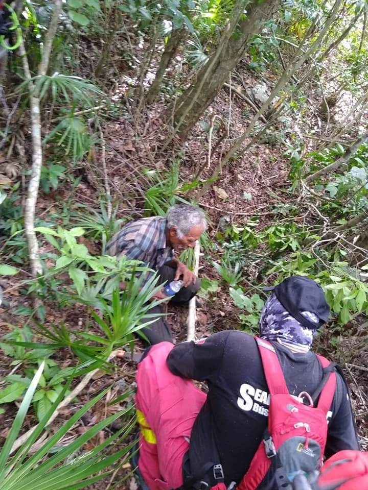 El abuelito fue encontrado dentro de un área verde localizada en Rancho Viejo, luego de que saliera a cortar leña El abuelito fue encontrado dentro de un área verde localizada en Rancho Viejo, luego de que saliera a cortar leña