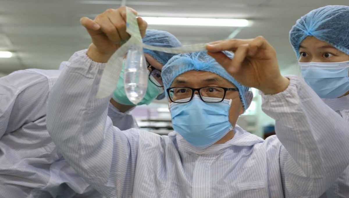 Un ginecólogo malasio creó el primer preservativo unisex del mundo, hecho de material de calidad médica