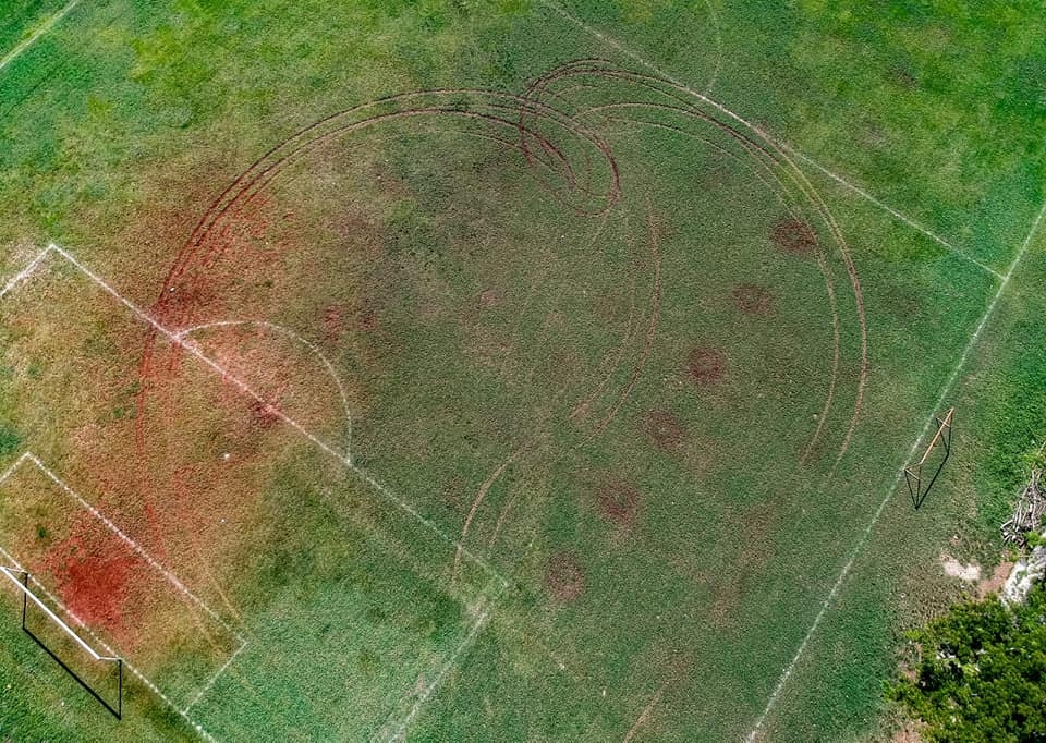 El investigador de la ciudad se negó a investigar las marcas que aparecieron en el campo de futbol
