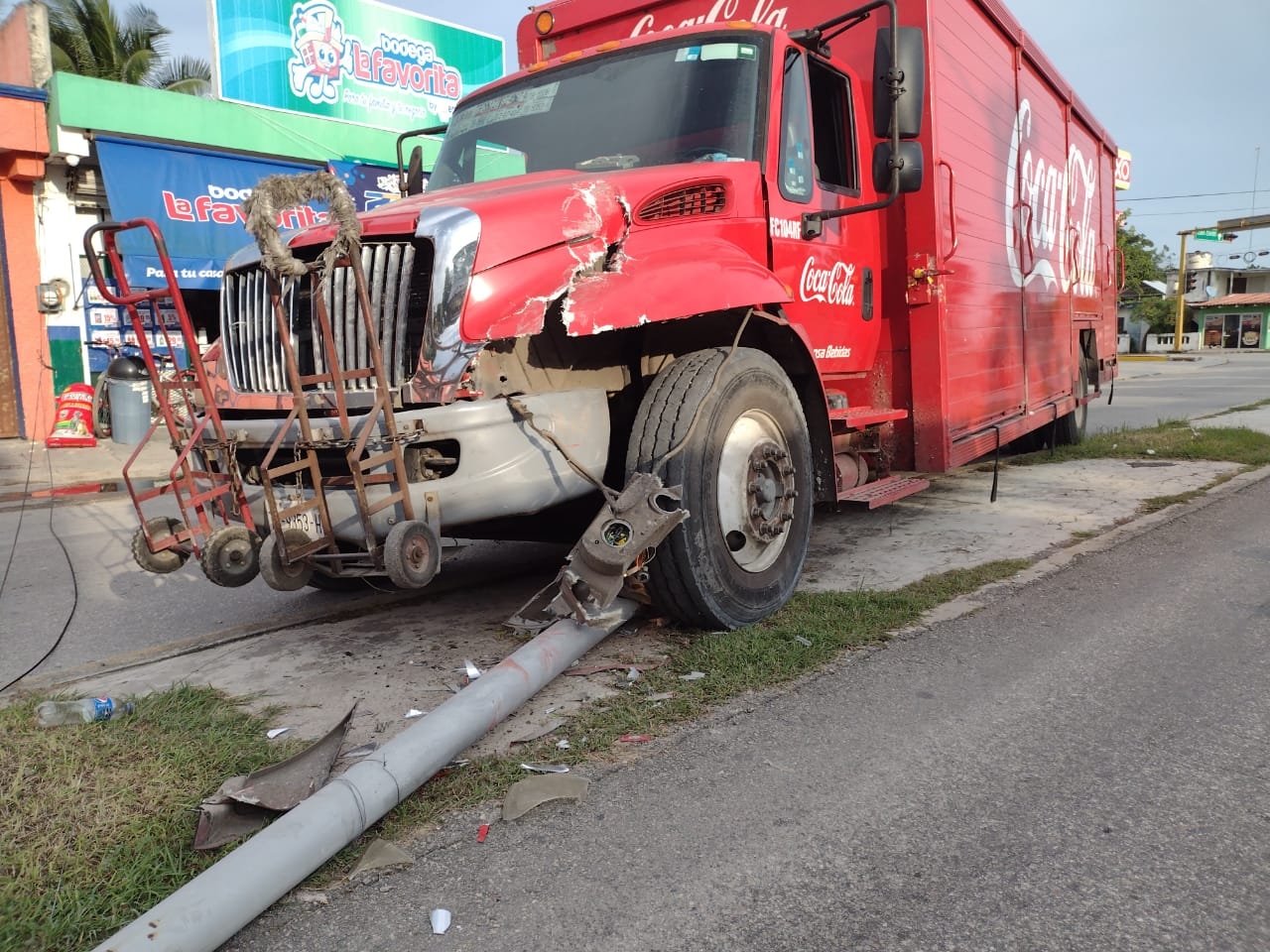 Camión refresquero se estrella contra poste de alumbrado público en Carrillo Puerto