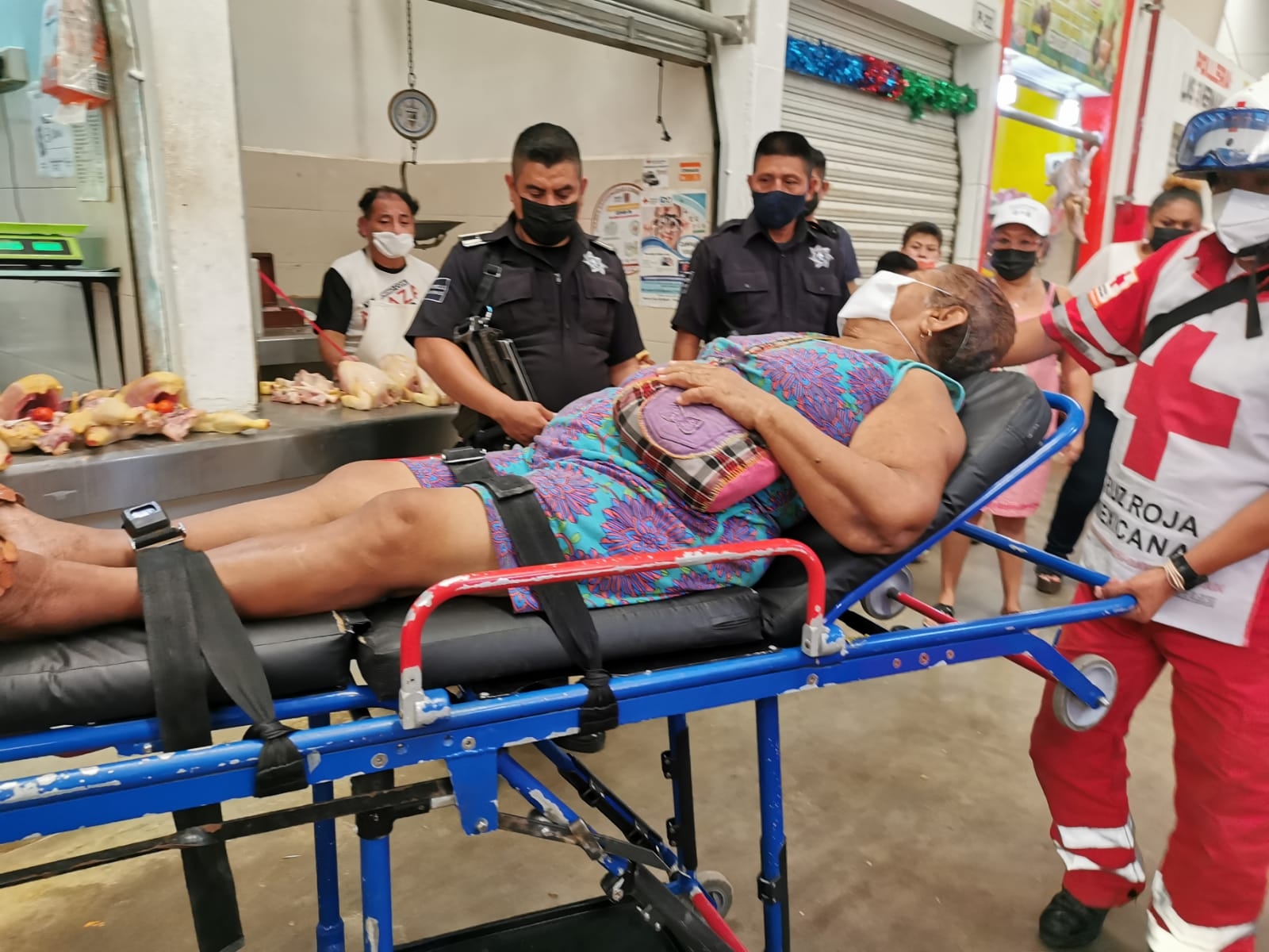 Los socorristas valoraron a la mujer la cual aún se encontraba un poco desorientada tras la caída