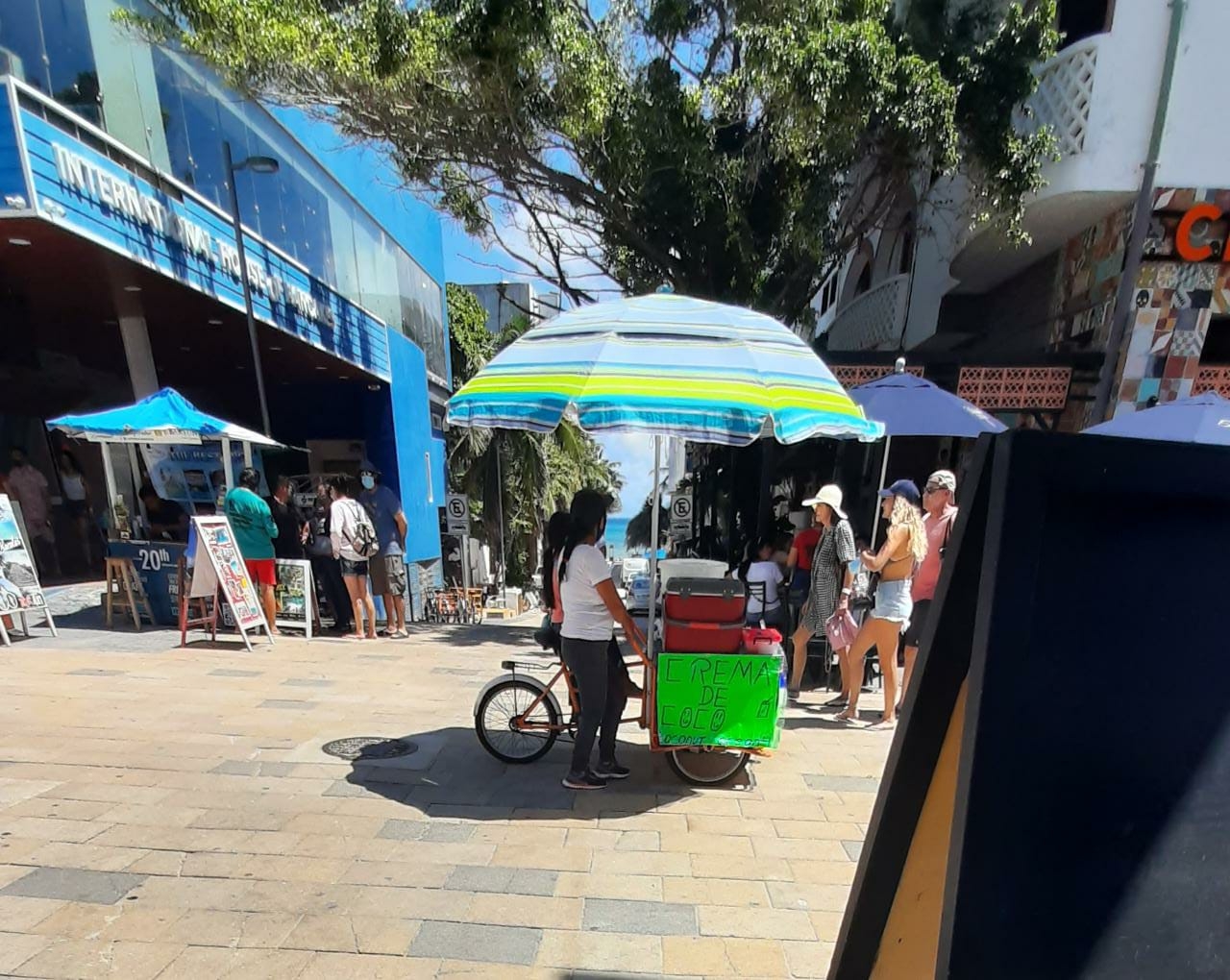 Los turistas que recorren la Quinta Avenida de Playa del Carmen son presa de los vendedores ambulantes instalados sin permisos Los turistas que recorren la Quinta Avenida de Playa del Carmen son presa de los vendedores ambulantes instalados sin permisos