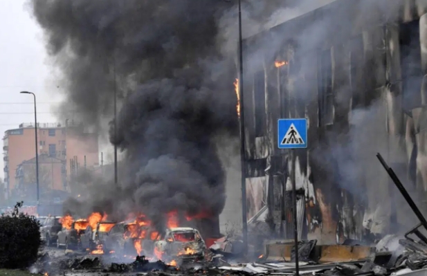 A pesar de que el incendio ya está controlado, aún continúan las labores para sofocarlo por completo A pesar de que el incendio ya está controlado, aún continúan las labores para sofocarlo por completo