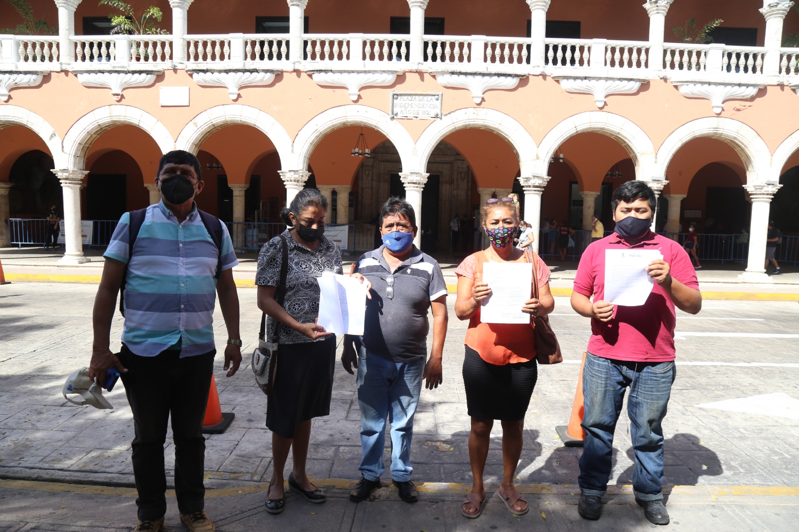 Integrantes de la Asociación de Ambulantes y Baratilleros acudieron al Palacio Municipal para solicitar una reunión con la Dirección de Fomento Económico y Turismo Integrantes de la Asociación de Ambulantes y Baratilleros acudieron al Palacio Municipal para solicitar una reunión con la Dirección de Fomento Económico y Turismo