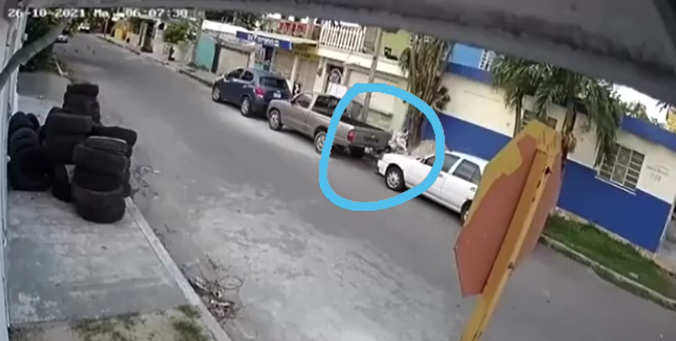 El hombre fue captado por una cámara de vigilancia cuando robaba el catalizador de una camioneta en Chetumal El hombre fue captado por una cámara de vigilancia cuando robaba el catalizador de una camioneta en Chetumal