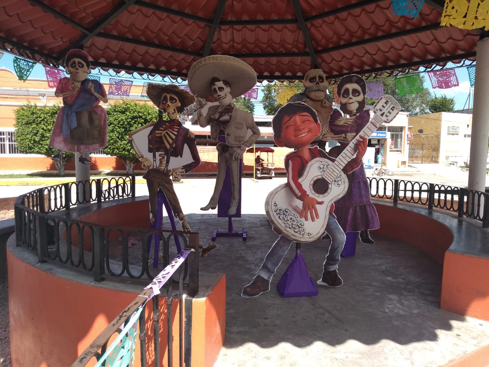 En el kiosco, se puede observar, los protagonistas de la película COCO