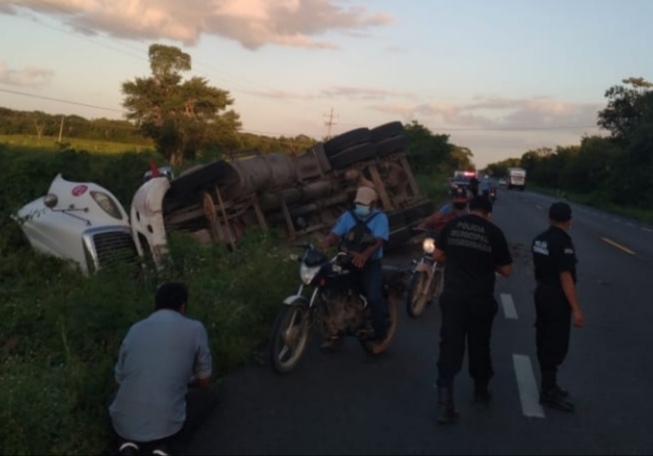 El conductor del tráiler resultó con lesiones menores, pero no fue necesario llevarlo algún hospital