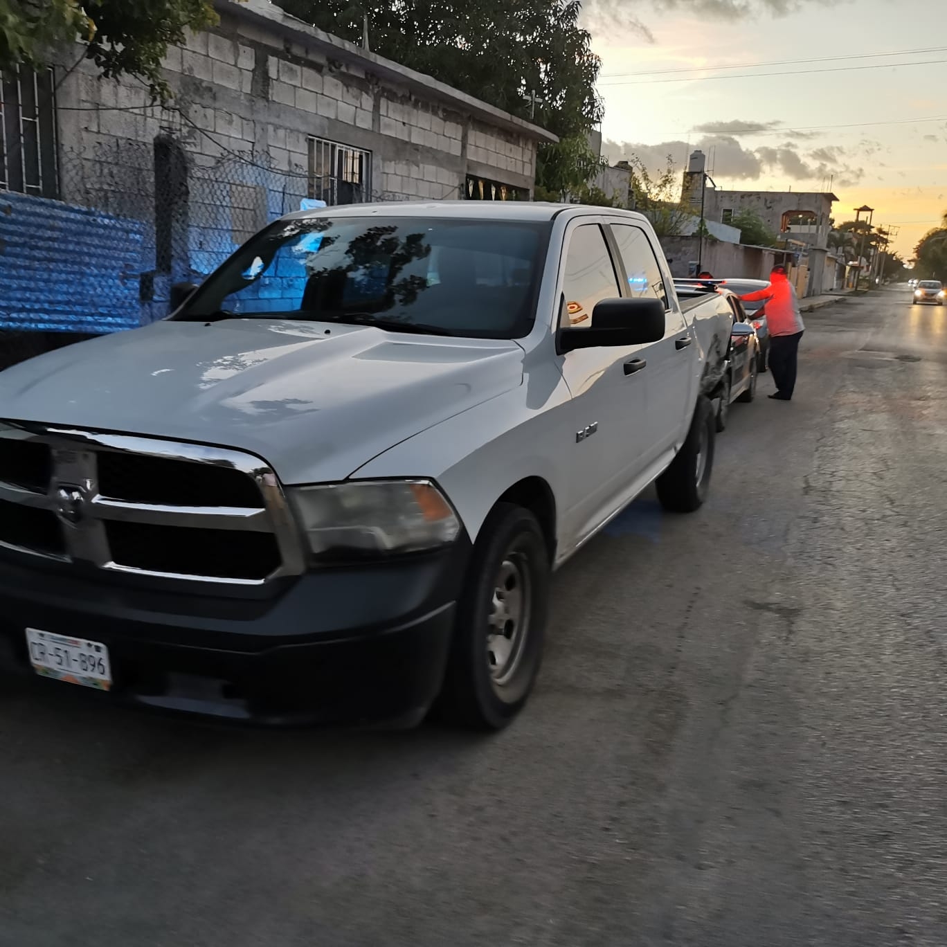 Al llegar al cruce con la avenida Aviación, no respeto el semáforo en rojo colisionando contra una camioneta Ford Al llegar al cruce con la avenida Aviación, no respeto el semáforo en rojo colisionando contra una camioneta Ford