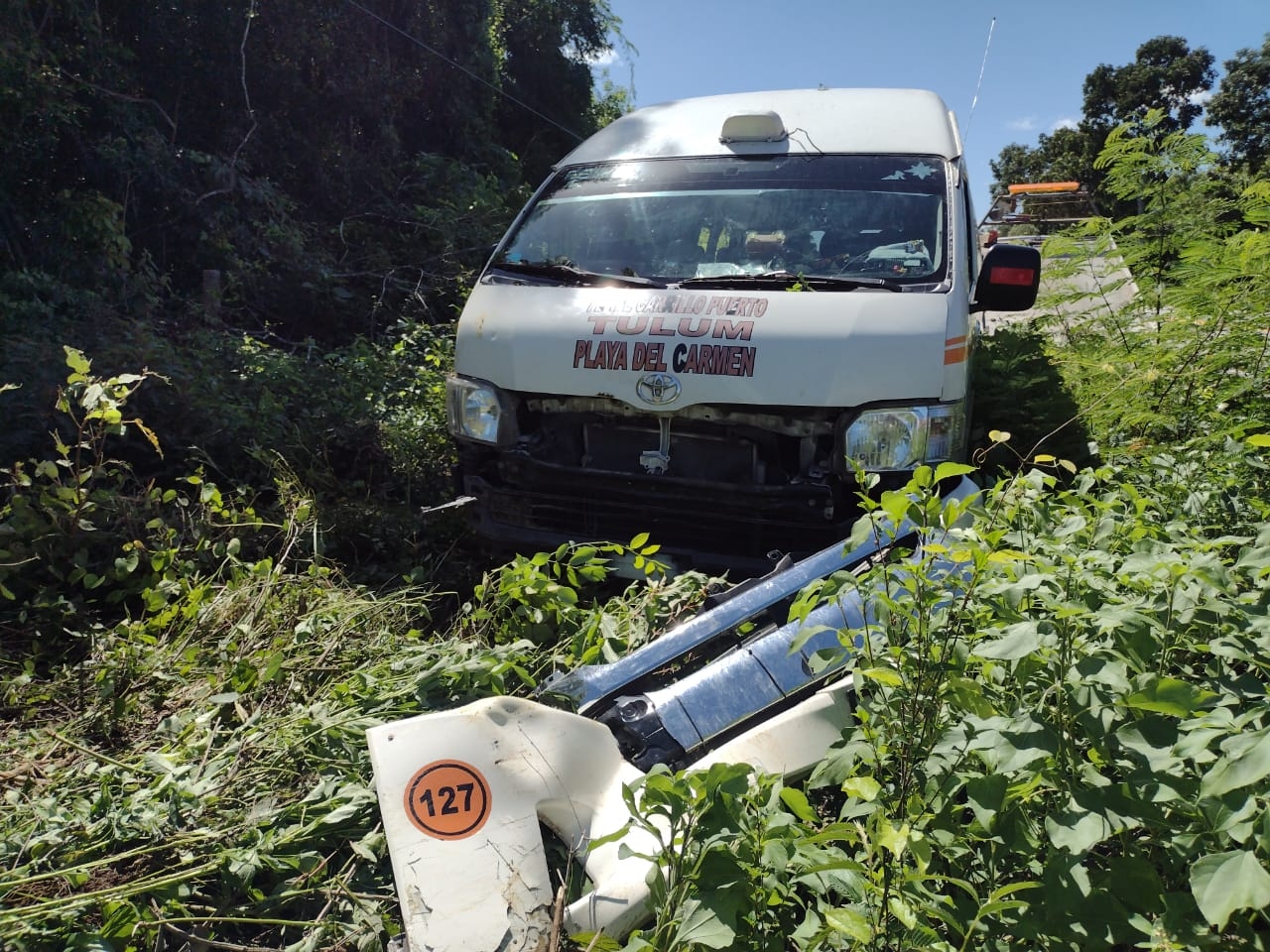 Chofer de combi pierde el control y acaba en la maleza sobre la carretera Carrillo Puerto-Tulum