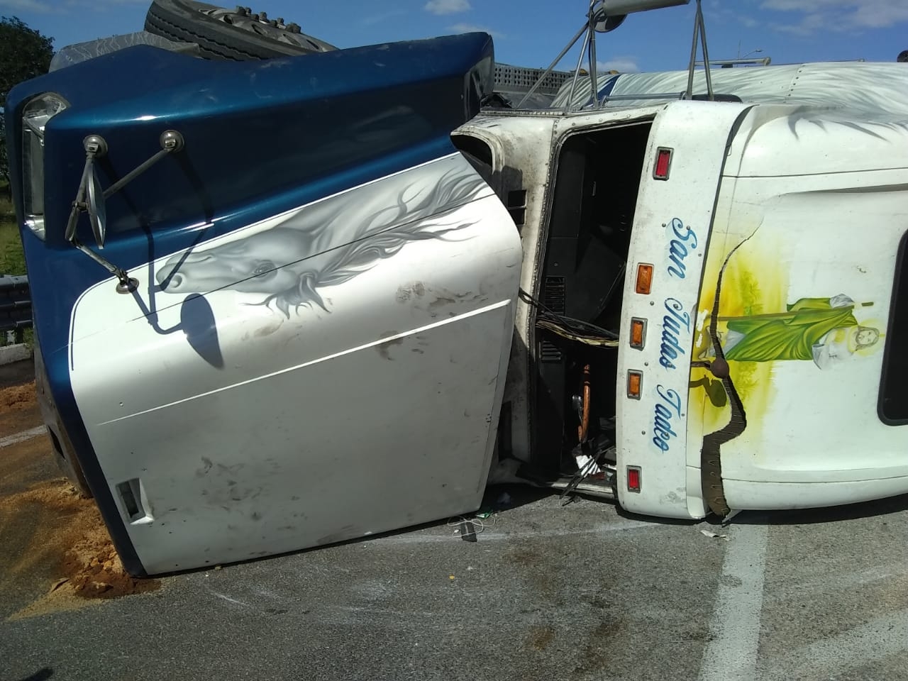 El conductor del tráiler Freightliner con placas 738-DF-6 perdió el control del volante al agarrar la curva de bajada