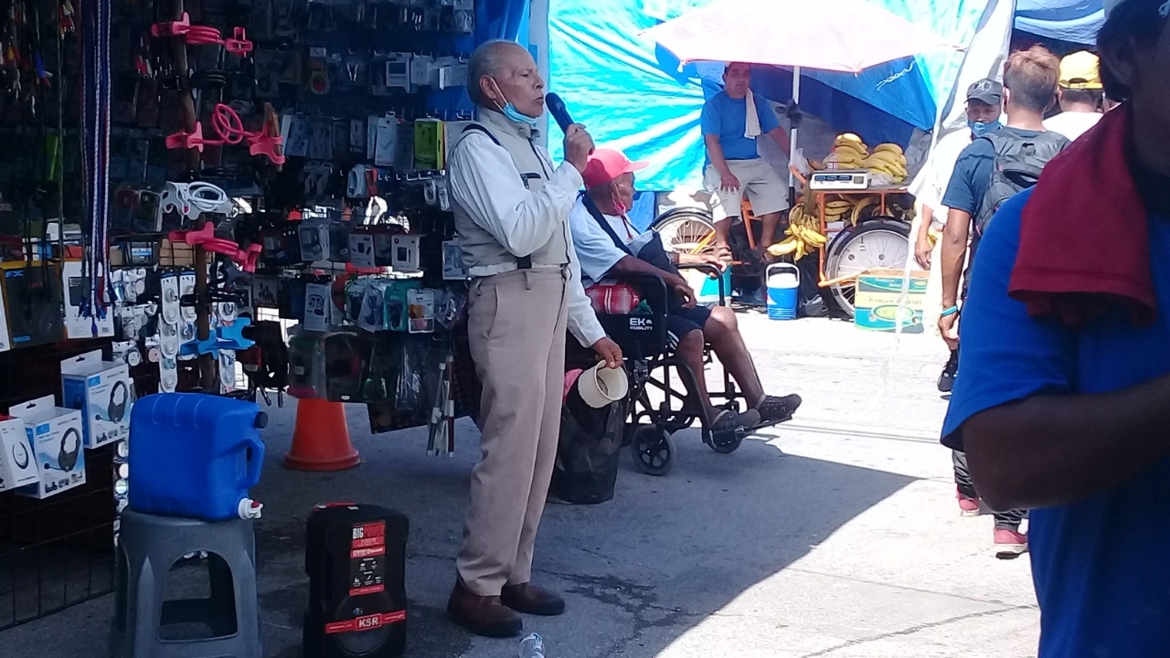 Don Mateo ha sido víctima de la delincuencia en playa del Carmen mientras labora en las calles, pues le han robado ocho veces