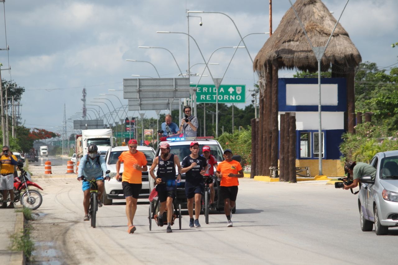 Jonas Deichmann indicó que, posterior a su llegada a Cancún, zarpará rumbo a Portugal, para regresar en biciclieta a Alemania Jonas Deichmann indicó que, posterior a su llegada a Cancún, zarpará rumbo a Portugal, para regresar en biciclieta a Alemania