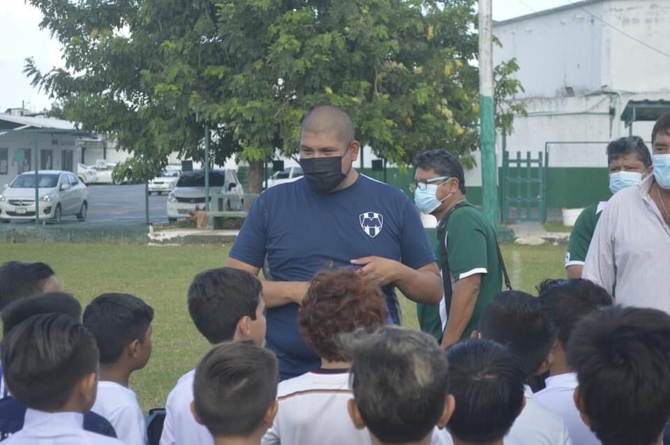 El profesor observó con detenimiento a los jóvenes, quienes a decir de él mostraron aspectos importantes de futbol