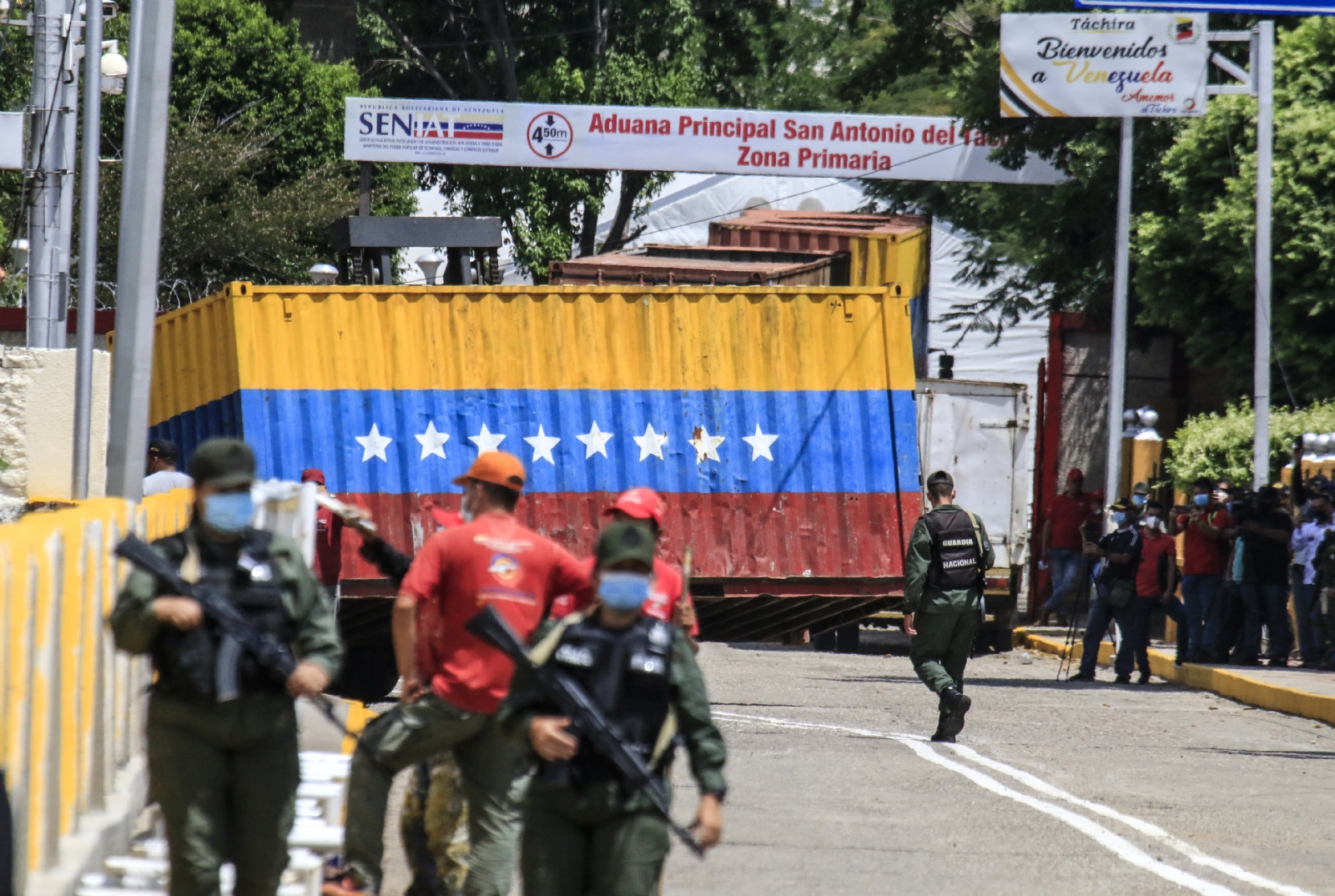Los contenedores que bloqueaban la circulación por el principal cruce fronterizo entre Venezuela y Colombia Los contenedores que bloqueaban la circulación por el principal cruce fronterizo entre Venezuela y Colombia