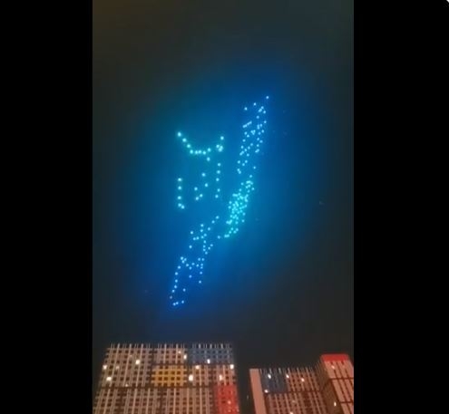 Uno de los organizadores del evento señaló que hasta el momento, no está clara la causa de la lluvia de drones