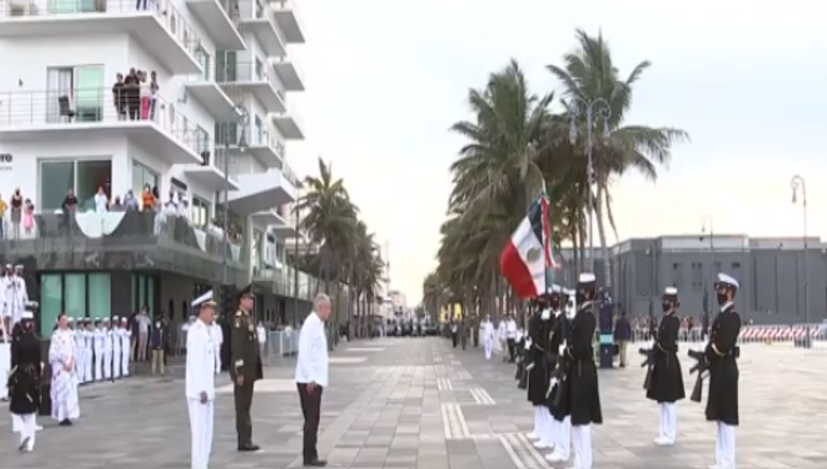 El presidente Andrés Manuel López Obrador y su esposa Beatriz Gutiérrez Müller encabezan un evento en la ciudad de Veracruz, por los 200 años de la Armada en México
El presidente Andrés Manuel López Obrador y su esposa Beatriz Gutiérrez Müller encabezan un evento en la ciudad de Veracruz, por los 200 años de la Armada en México