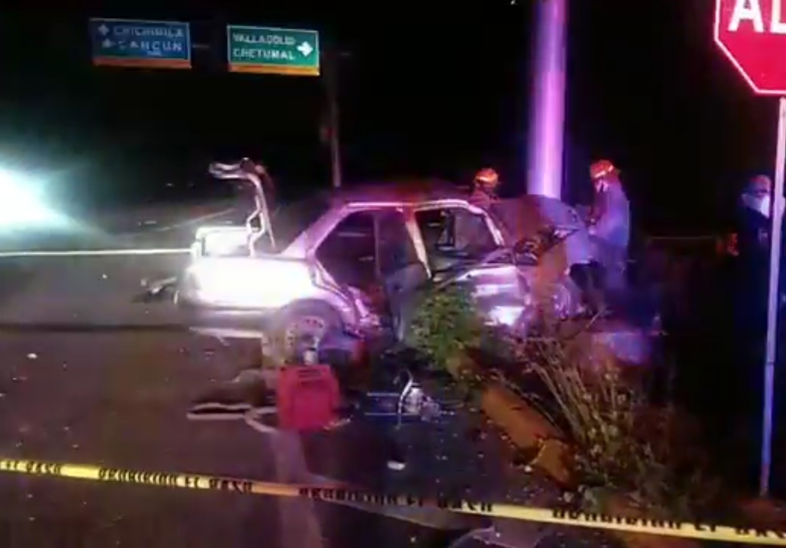 El vehículo se impactó con la base metálica de un letrero, por lo que el piloto y copiloto murieron en el lugar El vehículo se impactó con la base metálica de un letrero, por lo que el piloto y copiloto murieron en el lugar