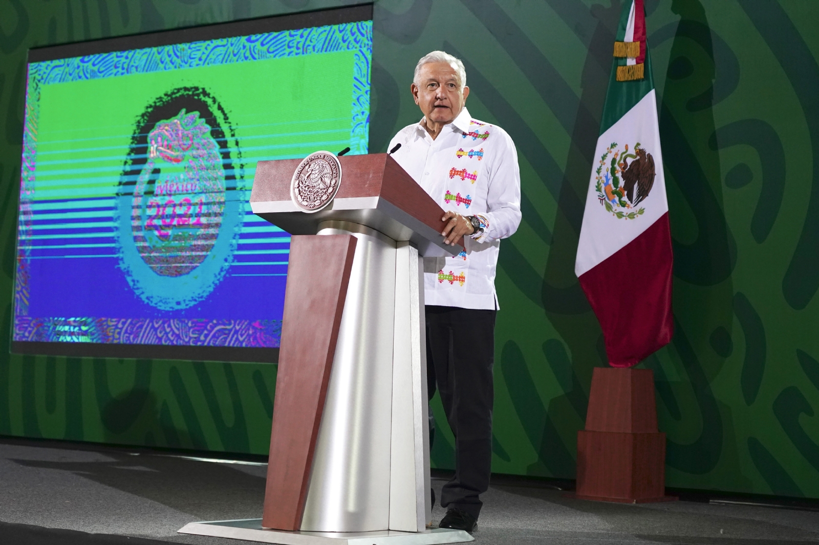 AMLO pide al PRI a definirse en su voto por la reforma eléctrica AMLO pide al PRI a definirse en su voto por la reforma eléctrica