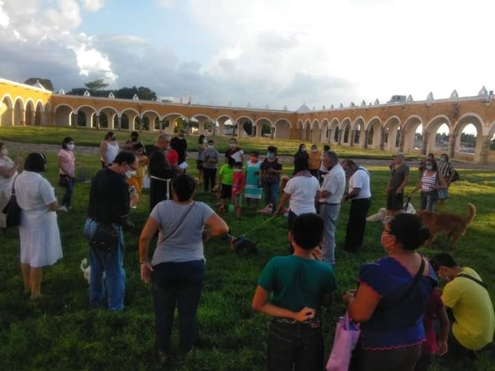 Los perros y sus dueños acudieron a recibir la bendición de los frailes menores en el convento de Izamal Los perros y sus dueños acudieron a recibir la bendición de los frailes menores en el convento de Izamal