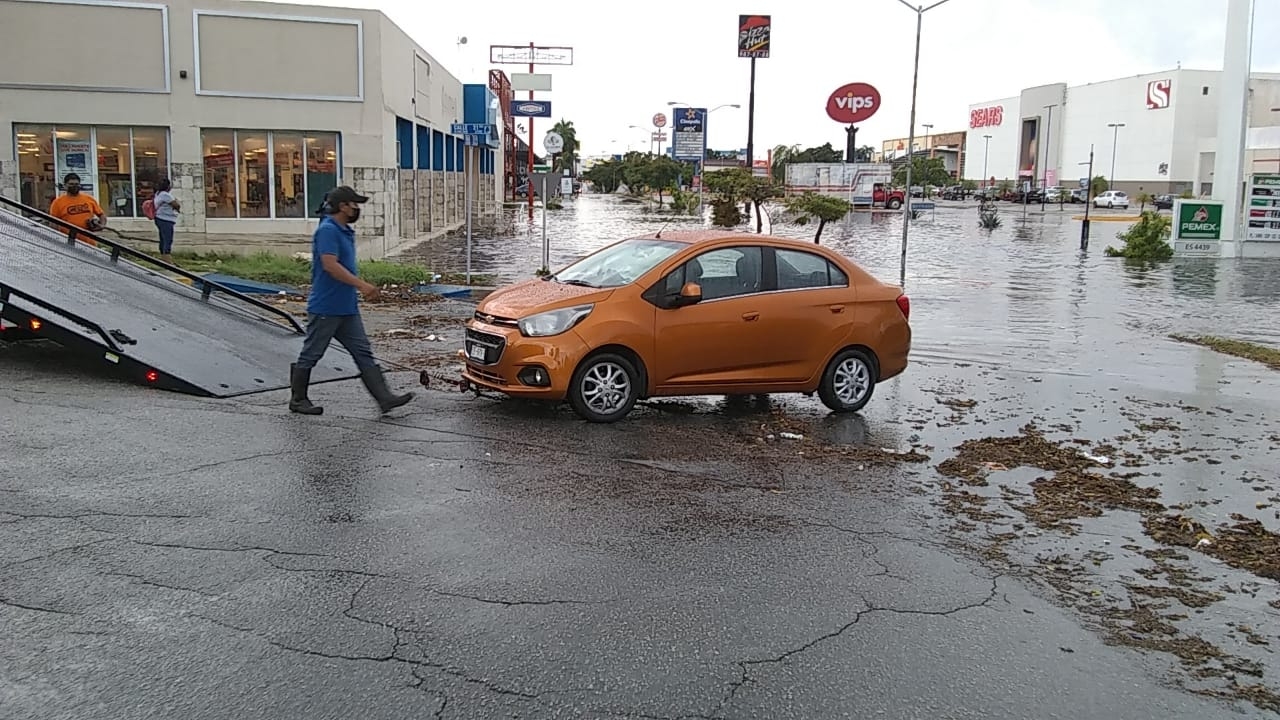 Elementos de la SSP iniciaron la labor de drenaje de la zona utilizando una bomba de succión Elementos de la SSP iniciaron la labor de drenaje de la zona utilizando una bomba de succión