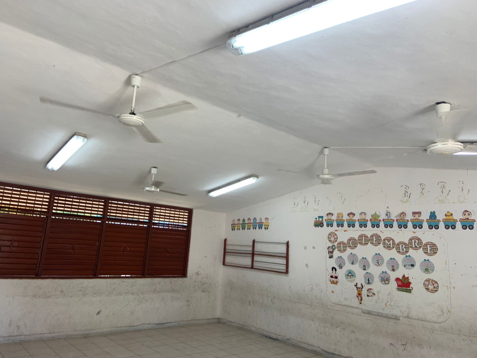 El Ifeqroo indicó que, luego de rehabilitar las escuelas, los ladrones regresan para llevarse cableado y material recién instalado