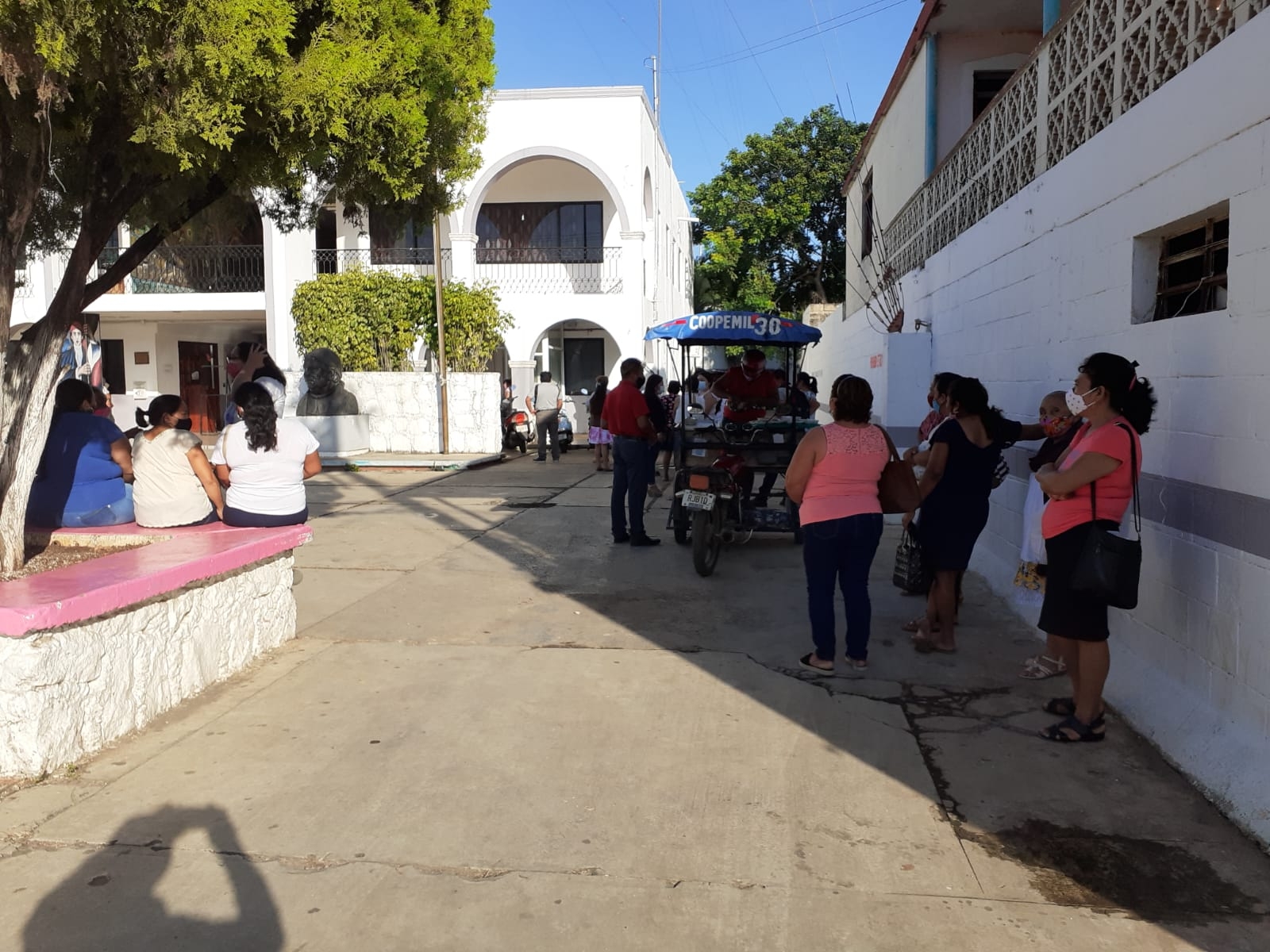 Los ciudadanos de José María Morelos hacen fila afuera del Palacio Municipal para intentar conseguir empleo en la nueva administración