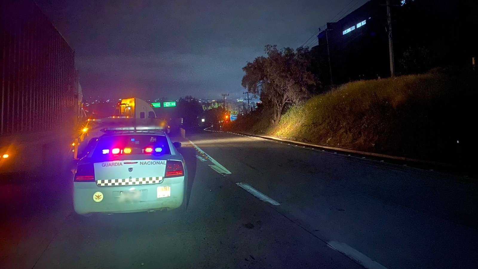 De acuerdo con Pemex alrededor de las 11 de la noche se recibió de Control México, sobre una alerta de una toma clandestina De acuerdo con Pemex alrededor de las 11 de la noche se recibió de Control México, sobre una alerta de una toma clandestina