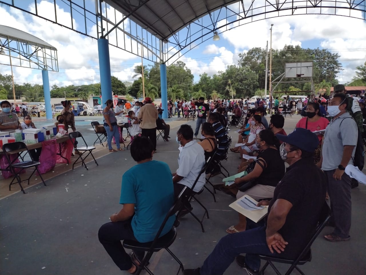 Desde a muy temprana hora, llegaron las personas para alcanzar una ficha para vacunarse