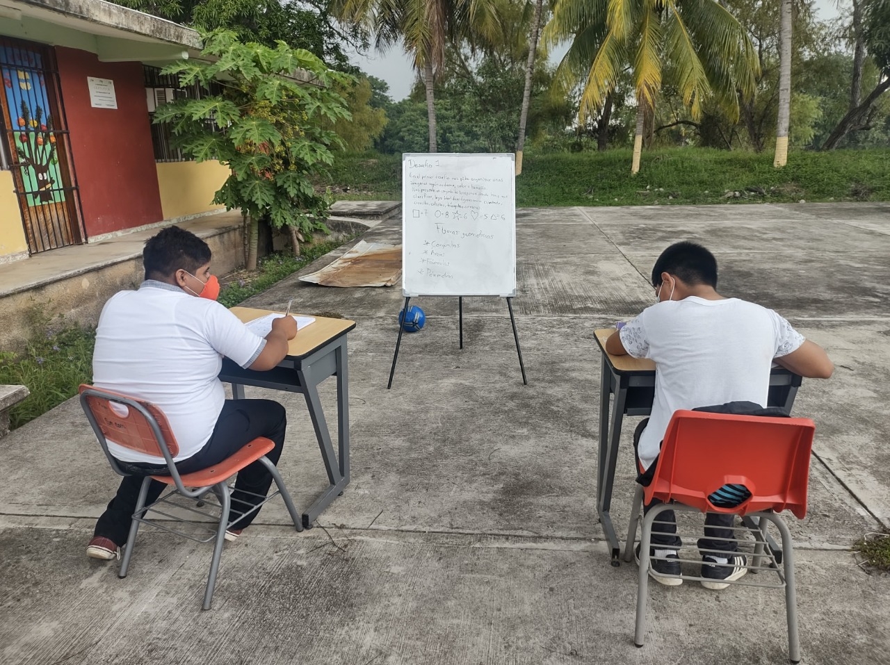 Los estudiantes salen a la plaza civica a realizar sus tareas debido a la falta de luz y exceso de calor