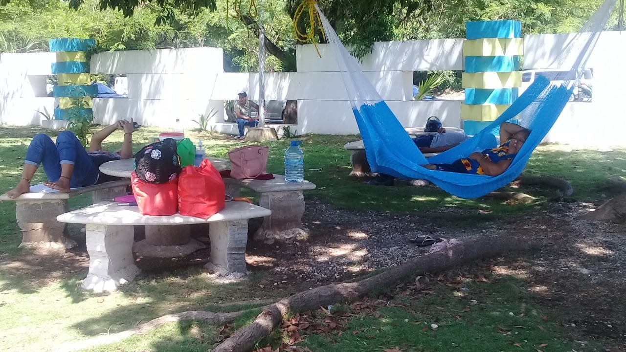 María Bety Mezeta, quien junto con su hija y una cuñada se alternan el estar de guardia y pendiente de su suegro María Bety Mezeta, quien junto con su hija y una cuñada se alternan el estar de guardia y pendiente de su suegro